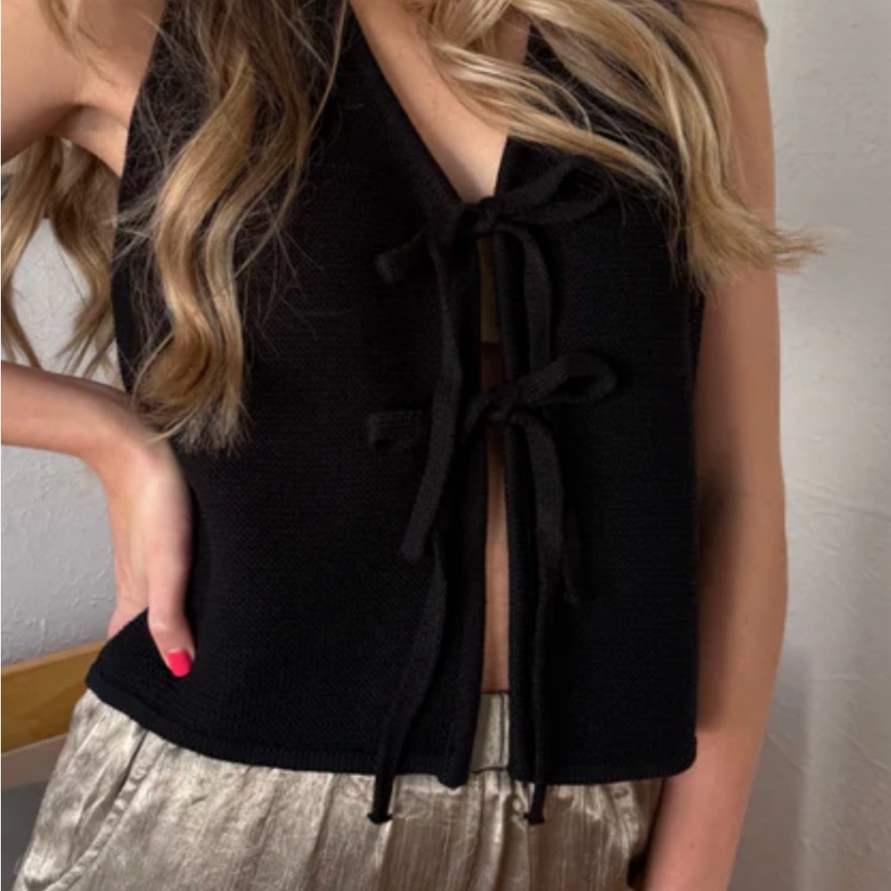 Black Sleeveless Tie-Front Crop Top